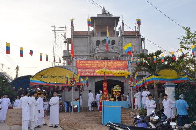 Dong Nai province: Phu Thanh Caodai parish installs worshipping symbol of Divine Eye